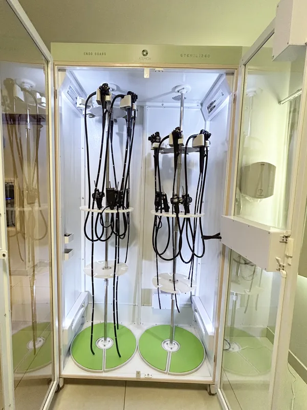 Armário vertical com endoscópios pendurados em armazenamento dedicado