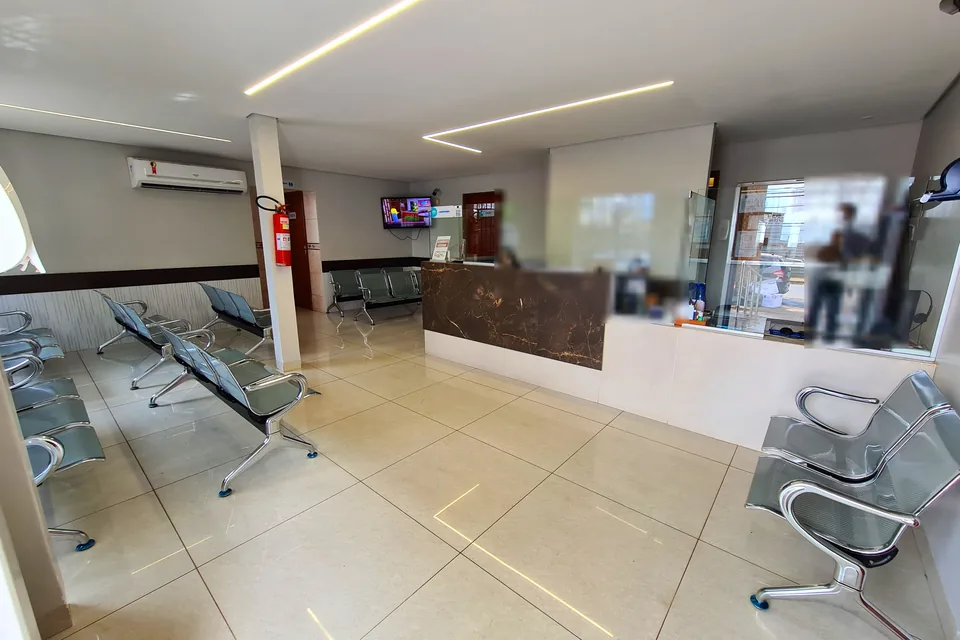Recepção principal do ISA com balcão de atendimento e assentos para pacientes