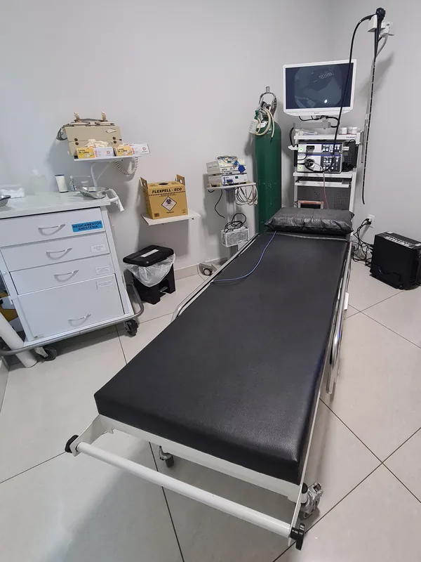 Sala de endoscopia do ISA com maca e equipamento de videoendoscopia