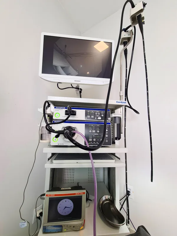 Torre de videoendoscopia com monitor e processadores de imagem